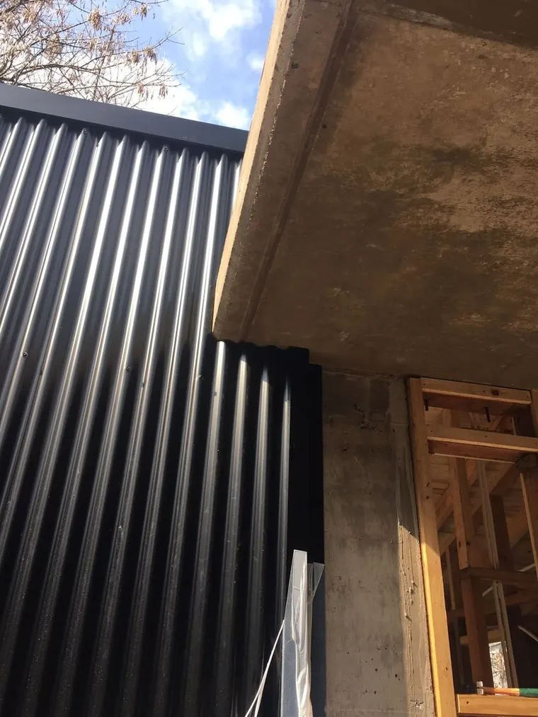 Detalle de obra: encuentro de la chapa acanalada con la losa de hormigón y la estructura de madera