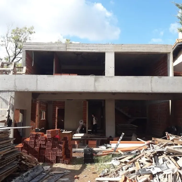 La estructura de hormigón de las dos plantas terminada, antes de cerrar los muros de ladrillo