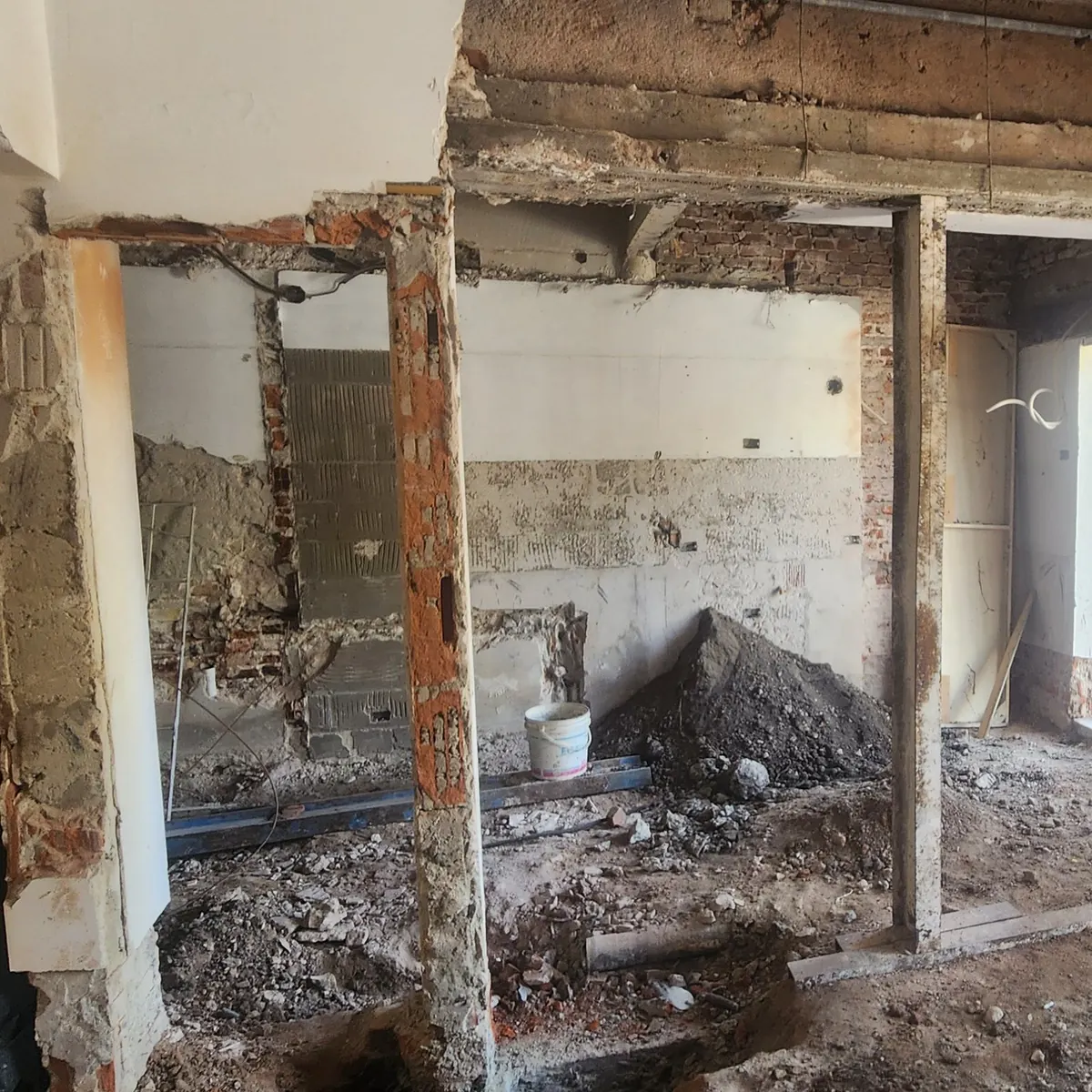 El interior demolido: los muros picados hasta el ladrillo, el dintel a la vista y el escombro todavía en el piso