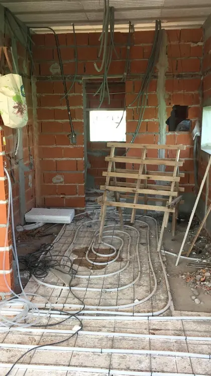 El serpentín de la losa radiante atado a la malla, antes de que se cubra con la carpeta