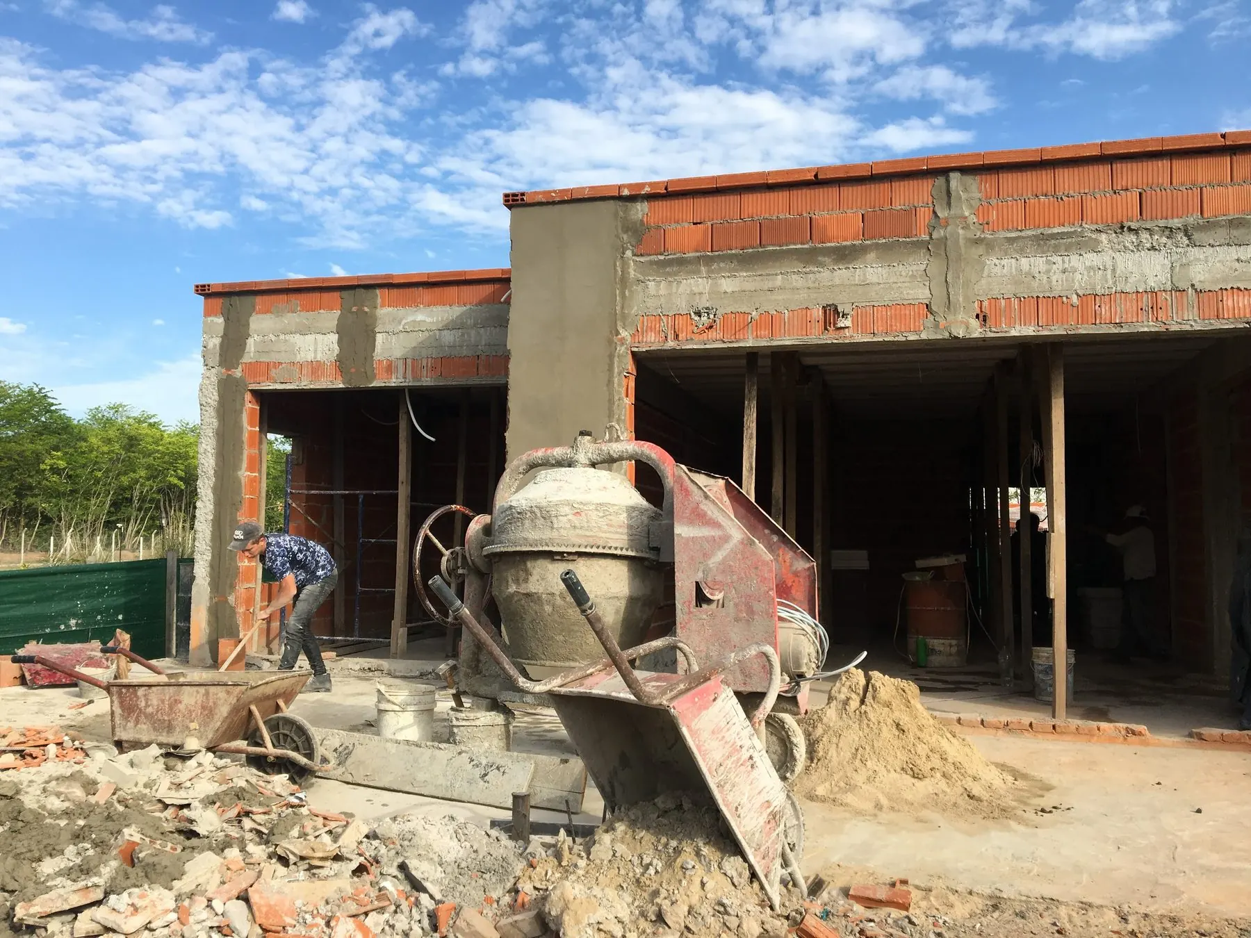 La galería en obra gruesa: las columnas y el alero ya estaban antes que los revoques